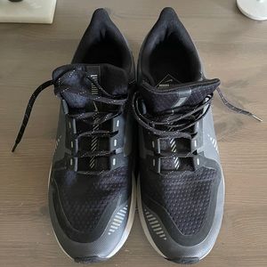 Barely worn Nike size 8 zoom air